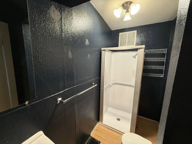 Building Photo - NW Side 1BR under $1000