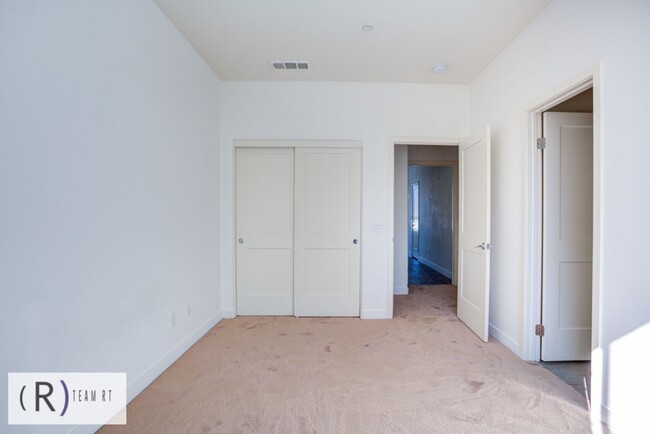 Building Photo - TRI-LEVEL TOWNHOME IN ELEMENTS OF ROSEMEAD!