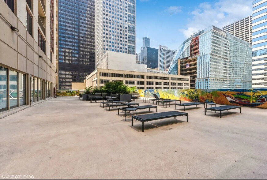Roof deck - 200 N Dearborn St