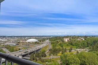 Building Photo - Stunning 11th-Floor Condo with Breathtaking Views | Secure Building & Central AC