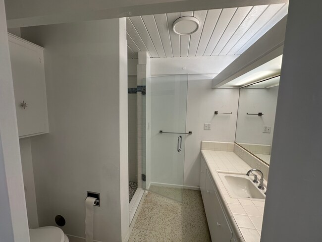 Building Photo - 3169 S Bentley Ave