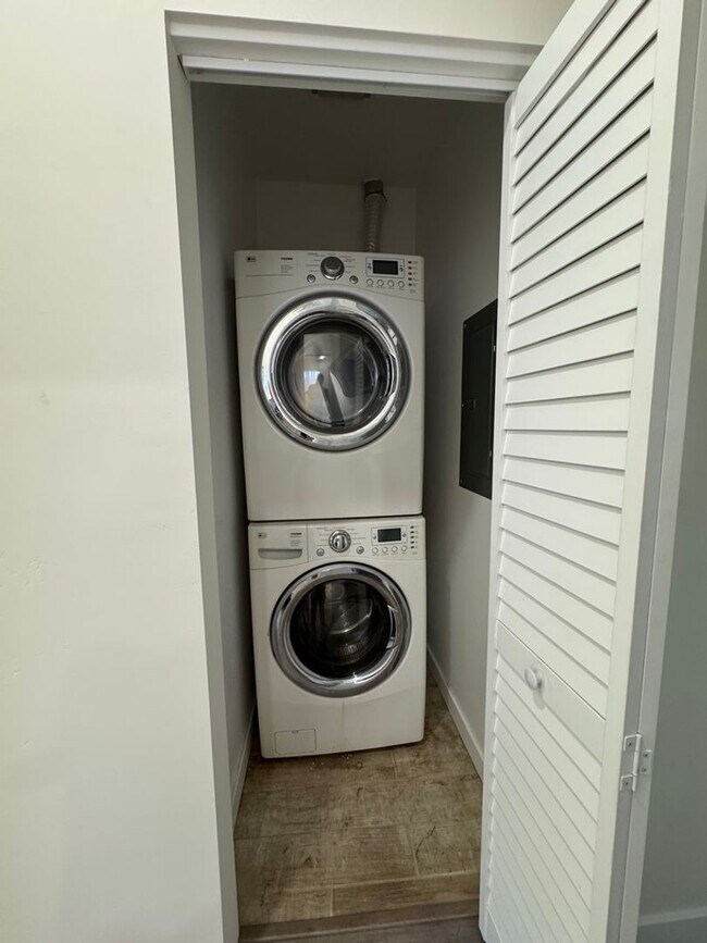 Building Photo - 3 Bedroom 1 bath Unit -