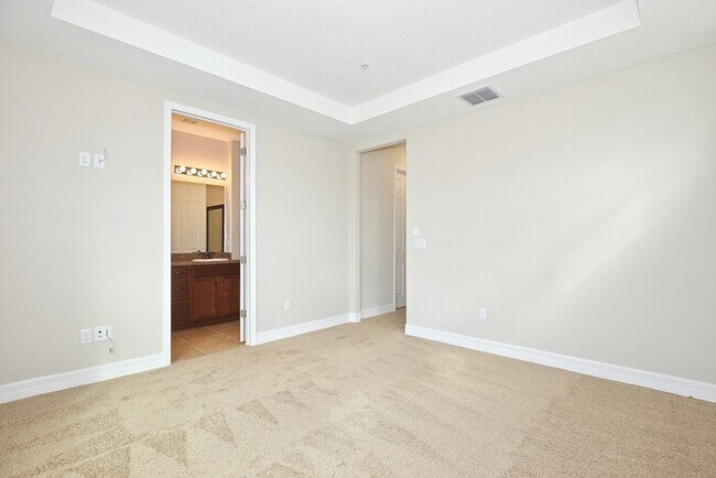 Building Photo - Beautifully Appointment 3/2 Modern Townhom...