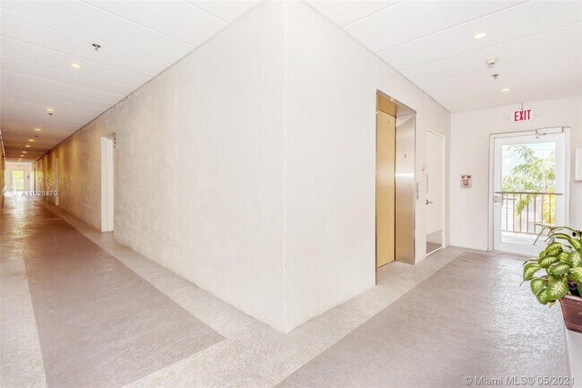 Building Photo - 717 SW 11th Ave