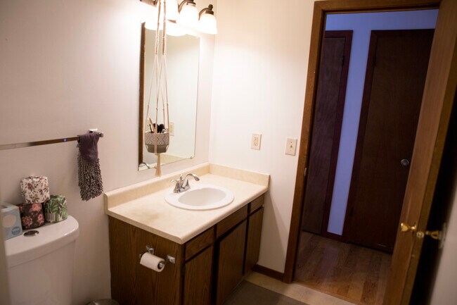 Upstairs Bathroom - 1319 S Thompson Dr