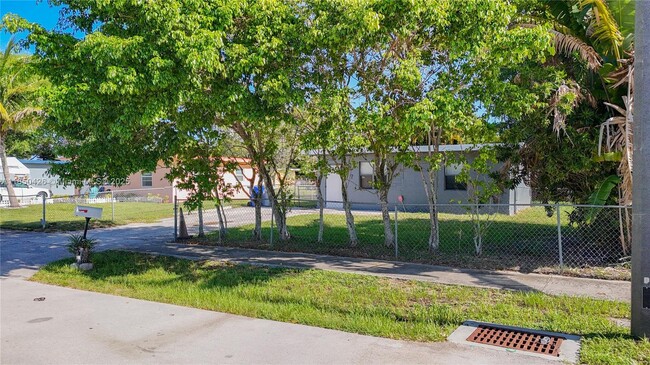 Building Photo - 2419 NW 6th Ct