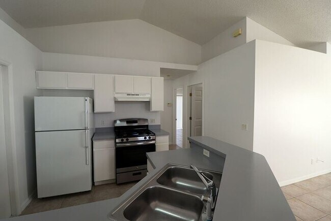 Building Photo - Corner of Curry Ford and Goldenrod 3 bedroom 2 baths and one car garage
