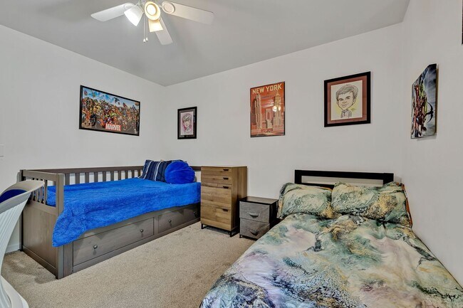 Building Photo - 3 bedroom/2 bathroom Home
