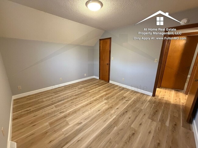 Building Photo - 2711 Mayflower Dr