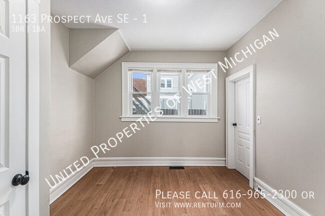 Building Photo - Available Now | 3 Bedroom 1 Bath Apartment...