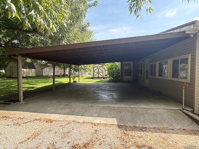 Building Photo - 408 3rd Ave NW