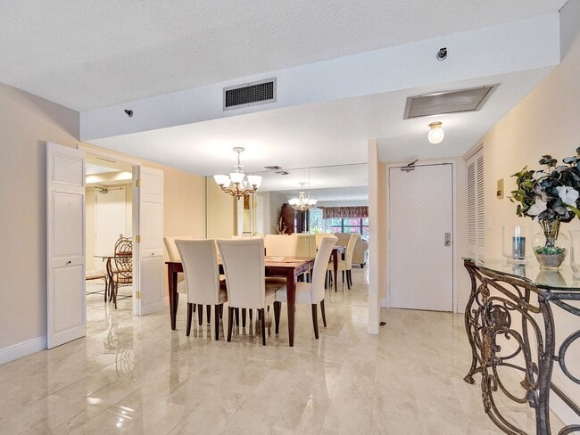 Building Photo - 3200 Port Royale Dr S