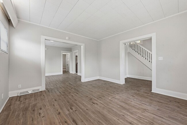 Building Photo - CHEVIOT: Charming 4 bed 2.5 bath 1 car detached garage