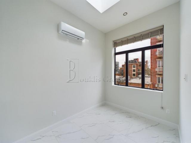 Building Photo - 2 bedroom in ASTORIA NY 11102