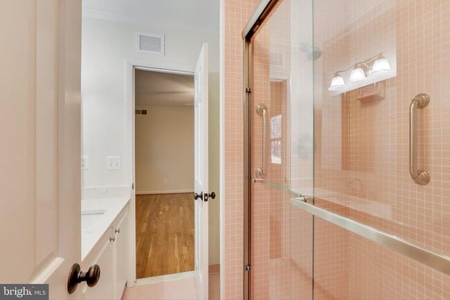 Building Photo - 4001 N Ridgeview Rd