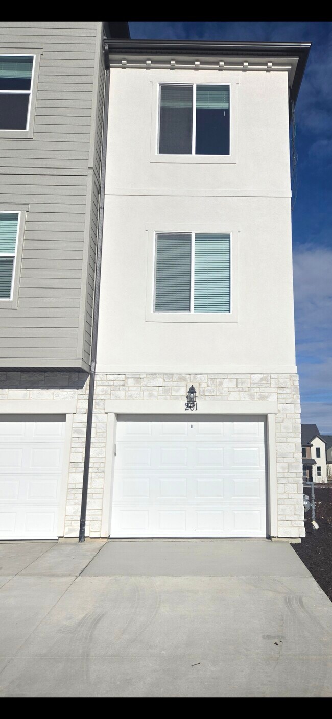 Building Photo - 6512 Skyline Lp Ln