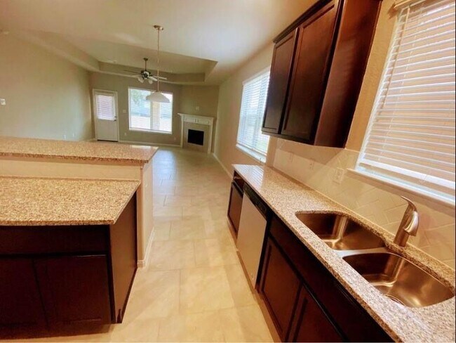 Building Photo - 10918 Hillside Dr