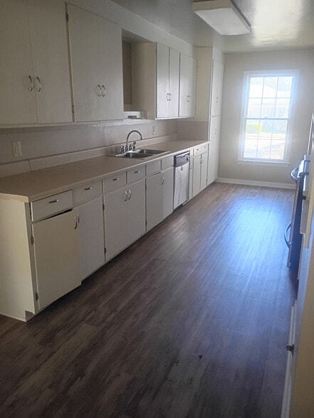 Building Photo - 433 N Bowie St