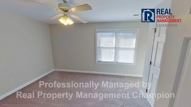 Building Photo - Fabulous End Unit Townhome with Three Master Bedrooms