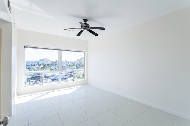 Building Photo - 1302 Marina Bay Dr