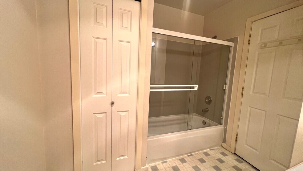 Guest Bathroom - 15340 Macadam Rd S