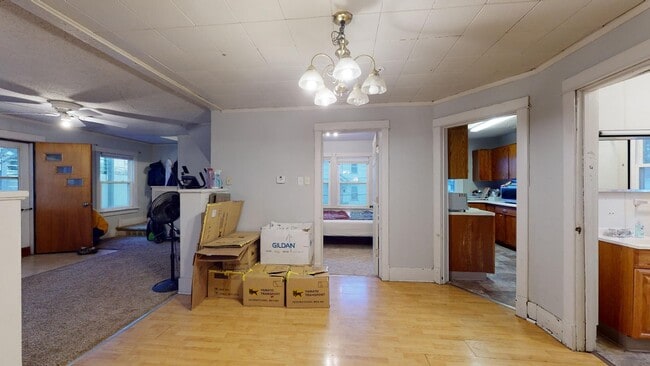 Building Photo - Walk to Restaurants and Shopping