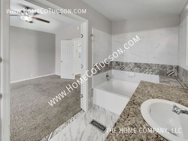 Building Photo - 9410 S Van Dr