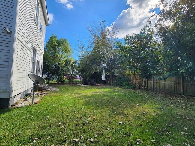 Building Photo - 106 S Bayou St