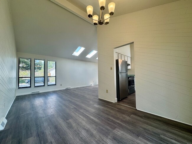 Building Photo - Beautiful 5 bedroom 2.5 bathroom home available NOW!!!