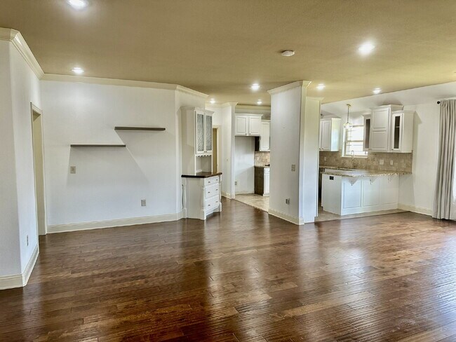 Building Photo - 5811 S 67th St