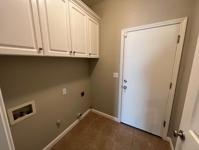Building Photo - Well-appointed single-story home located walking distance to Manteca's Woodward Park!