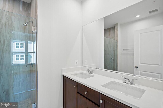 Building Photo - 596 Watermans Dr