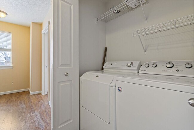 Building Photo - SPACIOUS LAYOUT! HARD SURFACE FLOORING, FE...