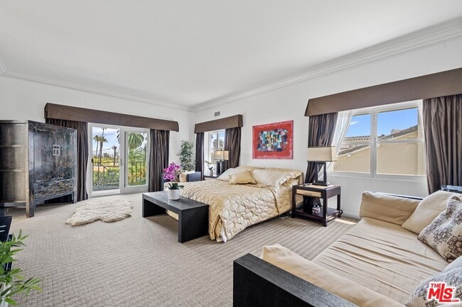 Building Photo - 910 N Crescent Dr