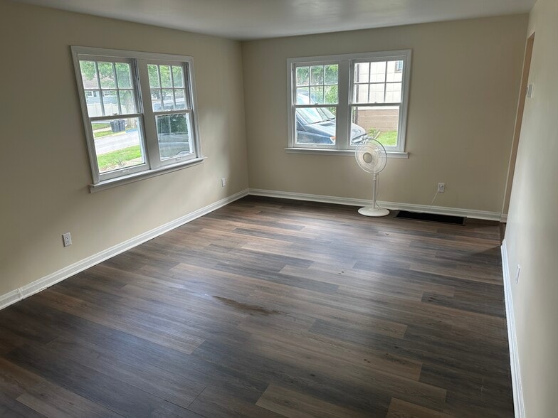 Building Photo - 13 Pallister Rd