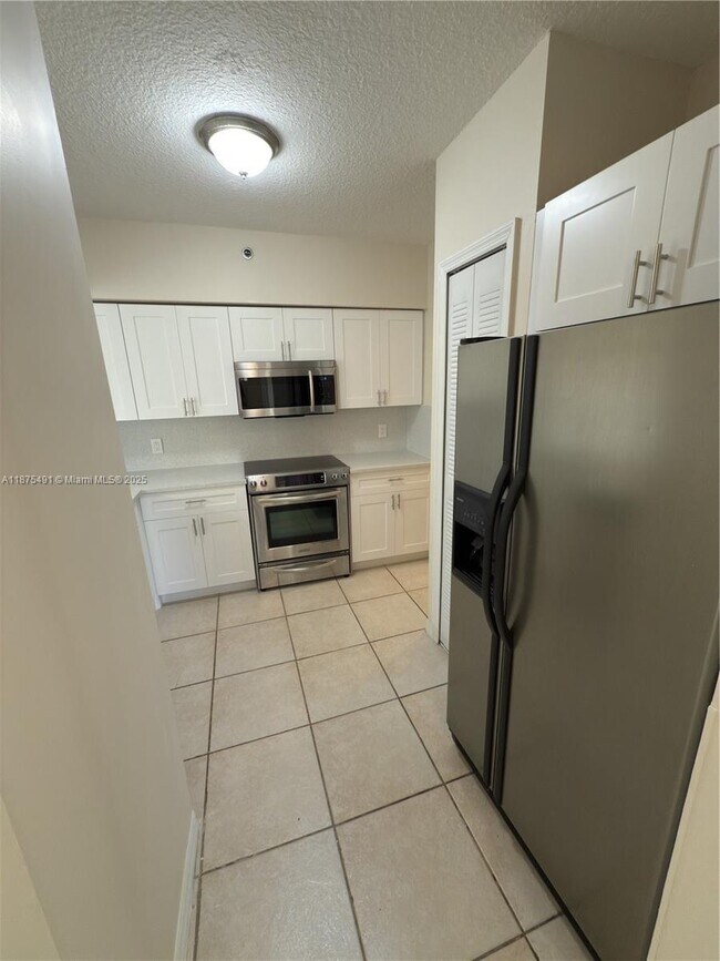 Building Photo - 9340 Fontainebleau Blvd