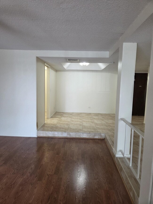 Building Photo - 3750 Inverrary Dr