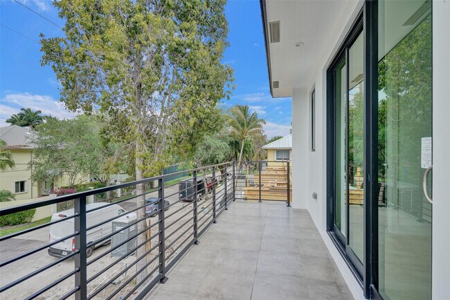 Building Photo - 606 SW 7th Ave