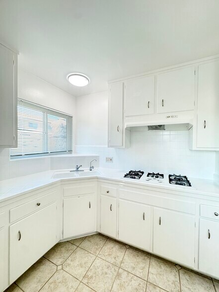 Building Photo - 446 E Cypress Ave