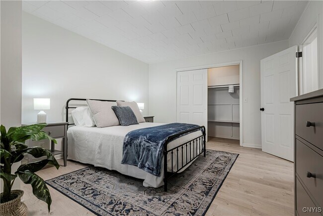 Building Photo - 16 College St