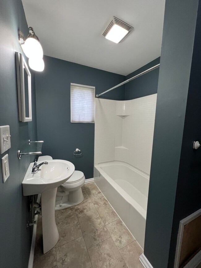 Building Photo - Conveniently Located 4 Bed/2 Bath Home-Central AC and Heat-Available 3/01!