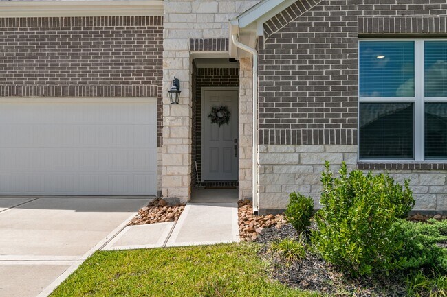 Building Photo - 560 Newcomb Holw Dr