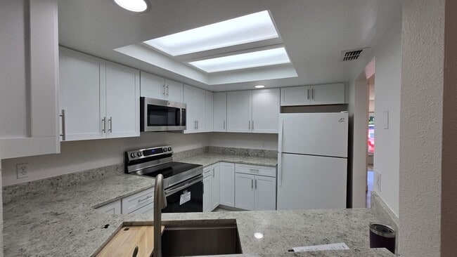 Building Photo - 2 Bed 2 Bath townhome with a Den/ Office s...