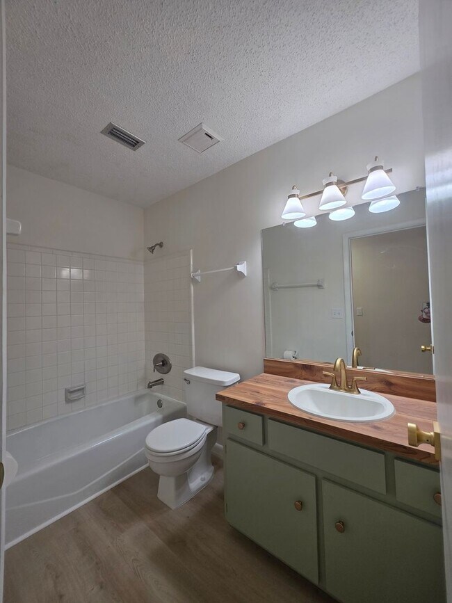 Building Photo - 2 Bedroom 1 Bath In Ormond Beach