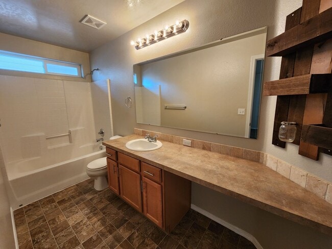 Building Photo - Nice newer 3 bedroom
