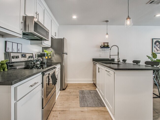 Building Photo - Champagne Plaza - Furnished Back House