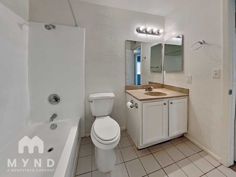 Building Photo - 8913 W Fairmount Ave