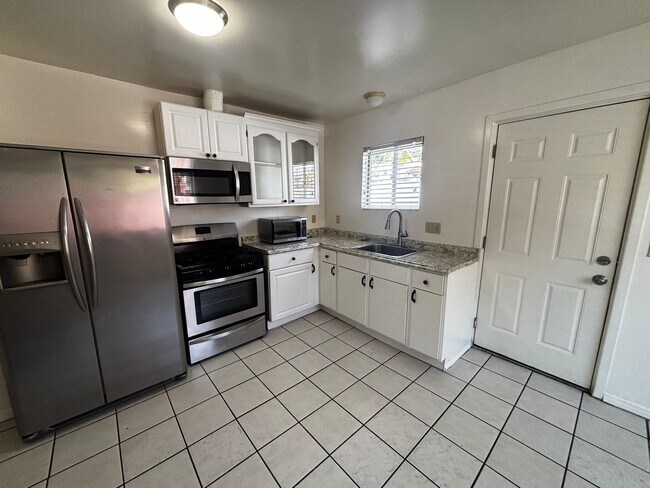 Building Photo - 735 Genevieve St