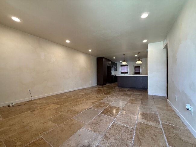 Building Photo - Beautifully updated condo!
