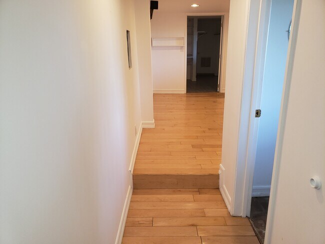 Building Photo - 960 N Tigertail Rd